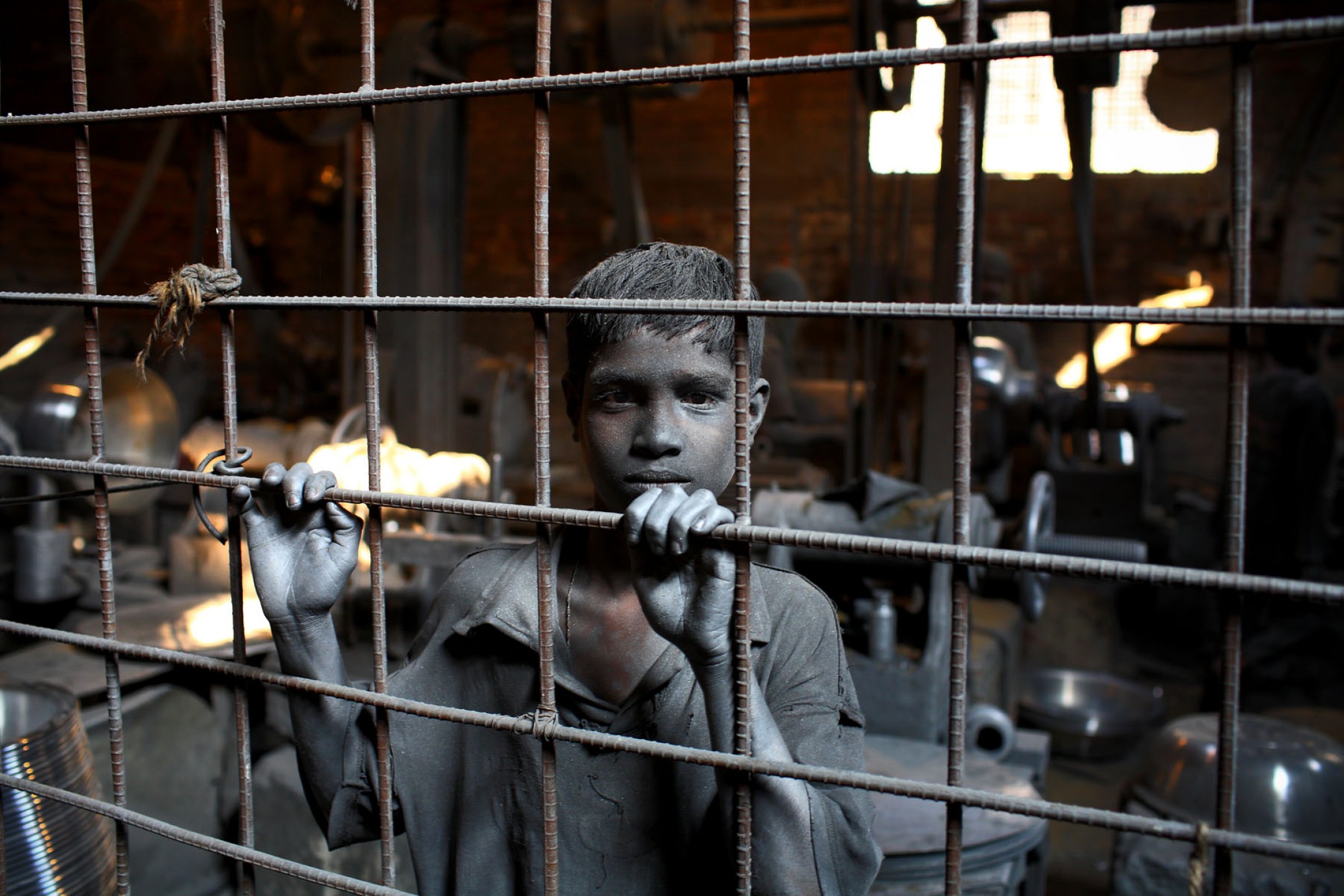 Дети в клетках 3. Ребенок за решеткой. Рабский труд детей. Детский рабский труд в современном мире. Тюрьма для детей.